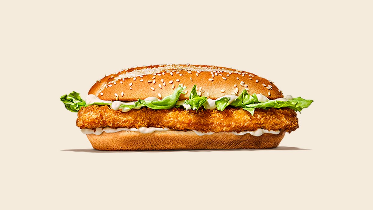 Officiële Burger King-productfoto van de Long Chicken: een langwerpig broodje met gepaneerde kip en sla
