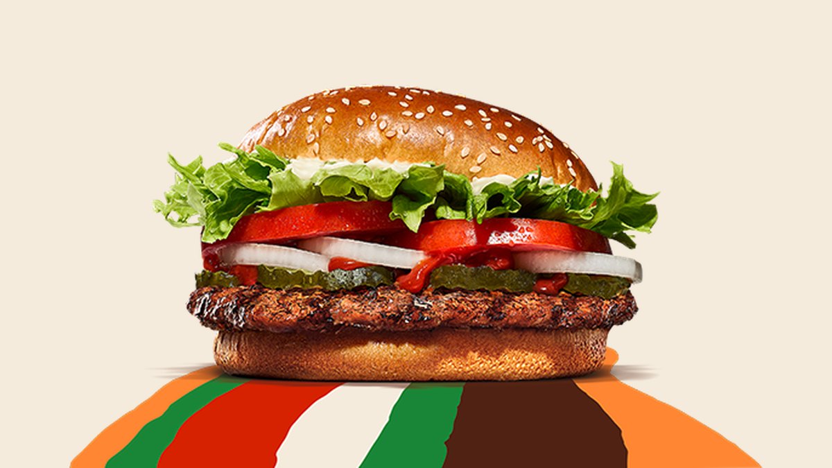 Officiële Burger King-productfoto van de Whopper met sla, tomaat, ui, augurk en een vlamgegrilde burger