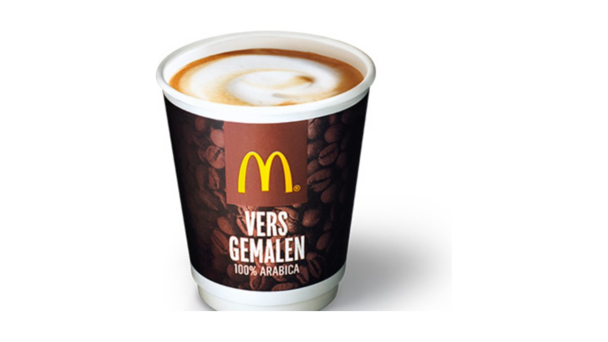Officiële productfoto van een McCafé-cappuccino van McDonald's in een beker met het gouden M-logo