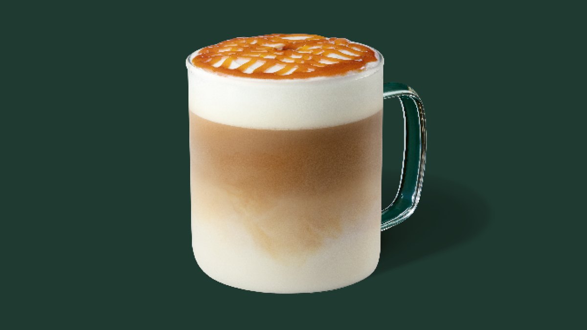Officiële Starbucks-productfoto van een Caramel Macchiato met karamelsaus op de melkschuim