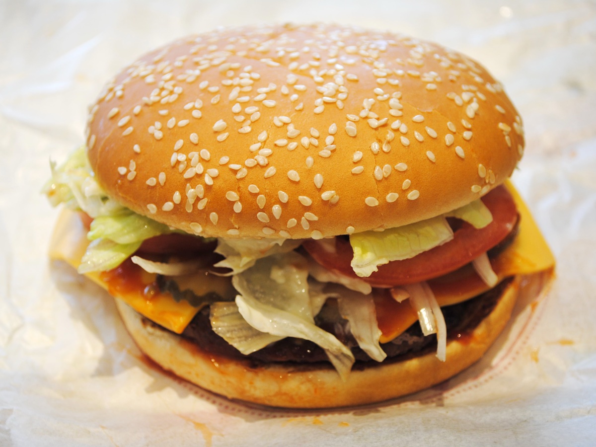 Burger King Whopper burger met vlamgegrild rundvlees, tomaten, sla en sesambroodje